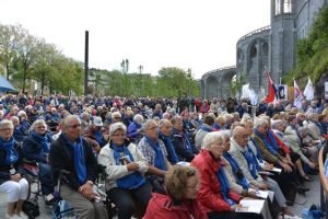 lourdes-dag-pelgrims-bij-grot