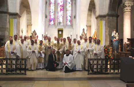 priesterbedevaart-groepsfoto-binnen-kl