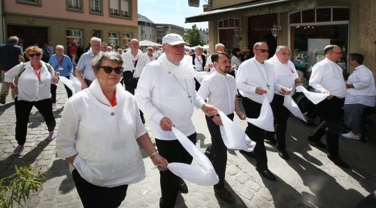 Utrechtse pelgrims springen mee in Echternach