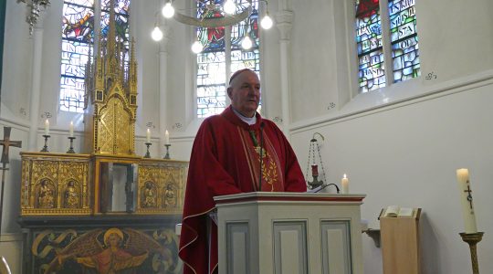 Tabernakel van gerestaureerd altaar begraafplaats gezegend