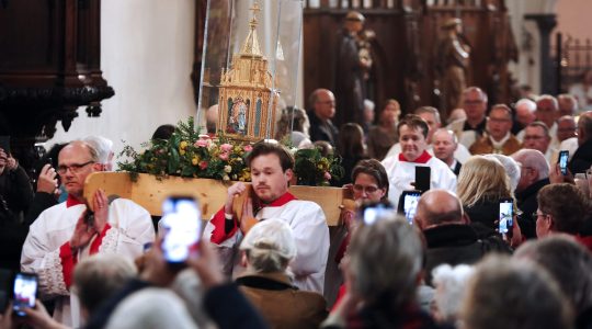 Vele pelgrims naar reliekschrijn Bernadette in Deventer