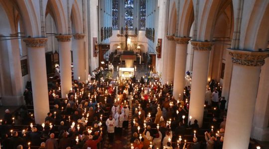 Sfeervolle viering in Utrecht rond reliekschrijn Bernadette