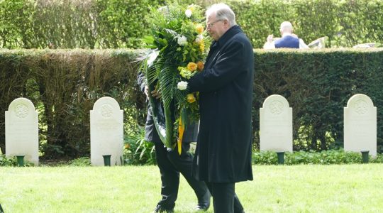 Kardinaal Eijk legt op 4 mei krans op begraafplaats