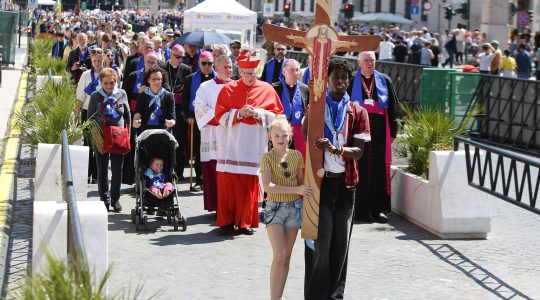 Pelgrims gaan door Heilige Deur Sint Pieter