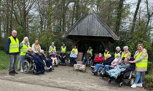 09 Wandelen naar kapel en kerk in Geesteren