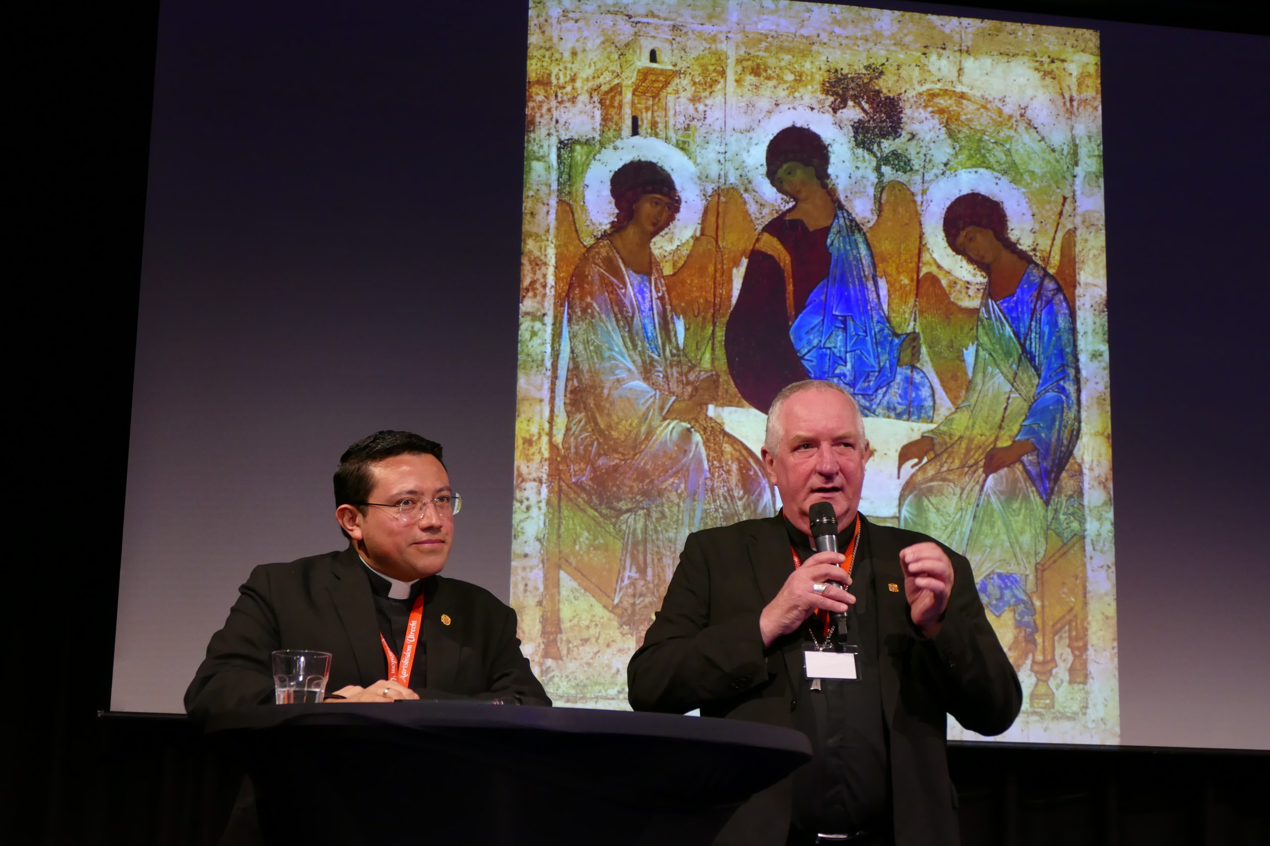 2025-11-29_Missionaire_parochiedag_02_Intro_bisdomstaf_01_©AartsbisdomUtrecht