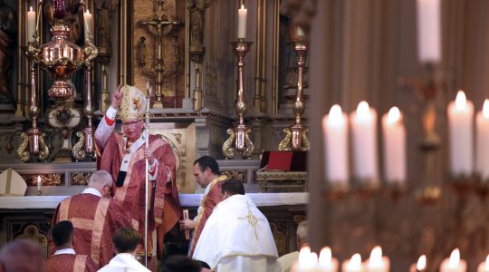 Kardinaal Eijk celebreert in Oss Hoogmis in de buitengewone vorm van de Romeinse Ritus