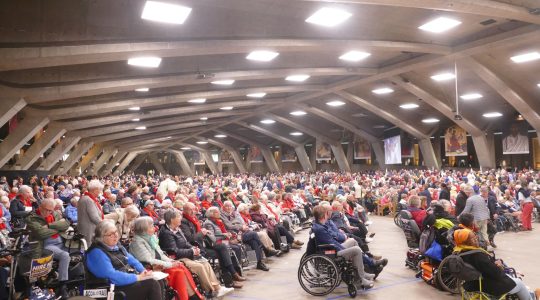 Internationale Mis: ‘Jezus aanbidt en looft Zijn Vader’