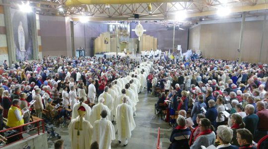 Openingsviering in Lourdes op Roepingenzondag