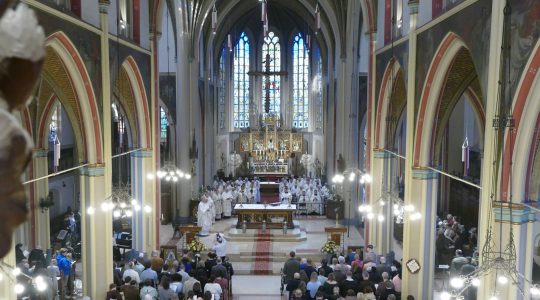 Kardinaal Eijk stelt roeping centraal tijdens Chrismamis