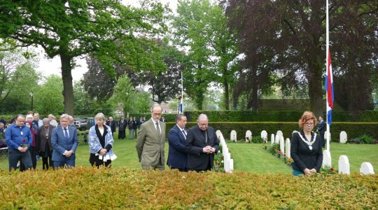 Kardinaal Eijk legt krans bij herdenking Erehof op 4 mei