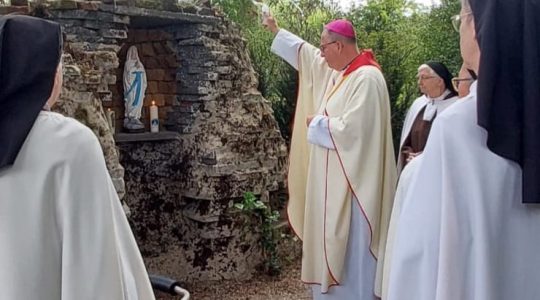 Mgr. Woorts in Oirschot bij Karmelietessen uit Arnhem