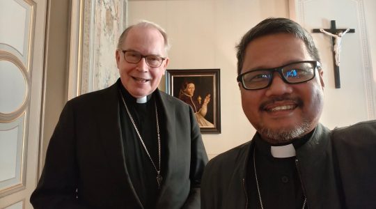 Bisschop Capucao brengt bezoek aan aartsbisdom